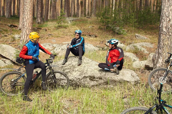 Grupp cyklister på ett stopp. team utomhus. mountainbike. — Stockfoto
