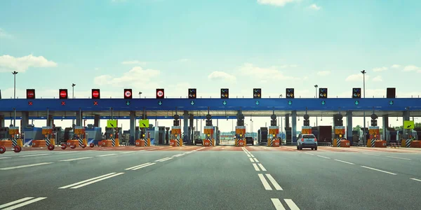 Automatic point of payment on a toll road. turnpike. — Stock Photo, Image