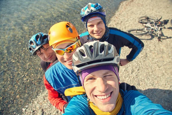 一群戴头盔的骑自行车的人自拍自拍。团队在室外。山地自行车. — 图库照片