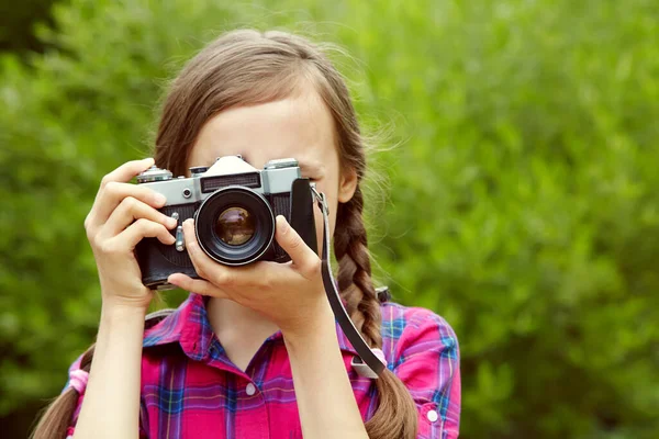 Tienermeisje met een camera. Oude fotocamera. levensstijl van jongeren. — Stockfoto