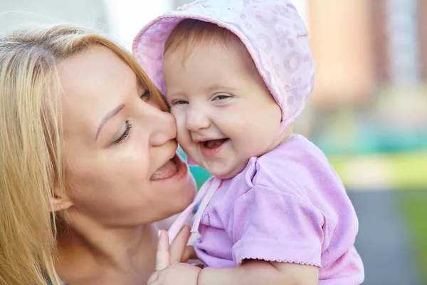 Porträtt av en lycklig kärleksfull mor och hennes barn utomhus. Barn och mamma. — Stockfoto