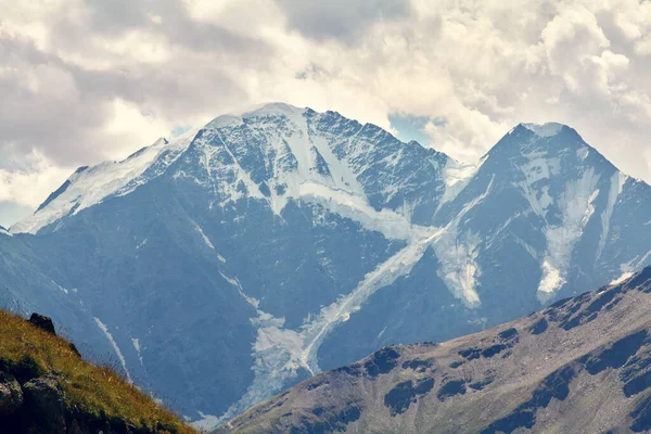 风景秀丽的高山夏季景观。自然山背景. — 图库照片