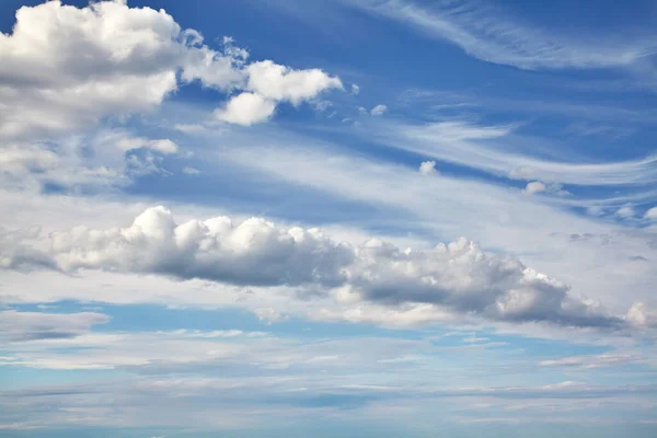 Hermoso cielo azul con nubes. Fondo de naturaleza . — Foto de Stock