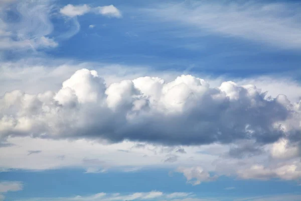 Hermoso cielo azul con nubes. Fondo de naturaleza . — Foto de Stock