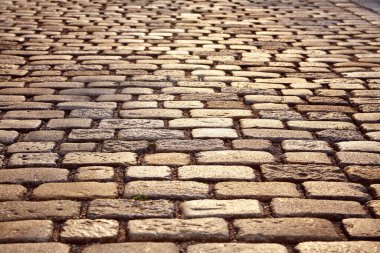 Yol kaldırım taşlarıyla döşenmiş. Arnavut kaldırımları arka plan.