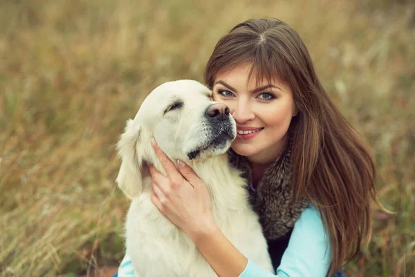 Golden retriever na spacer z właścicielem. Pies rasy labrador z kobietą na zewnątrz — Zdjęcie stockowe