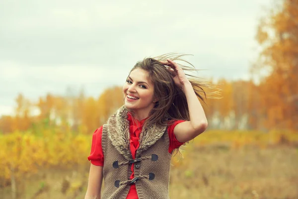 Portrait d'automne d'une belle brune d'âge moyen dans une robe rouge — Photo