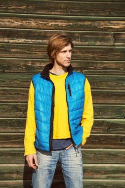 Genç ve yakışıklı bir adamın sonbahar portresi..