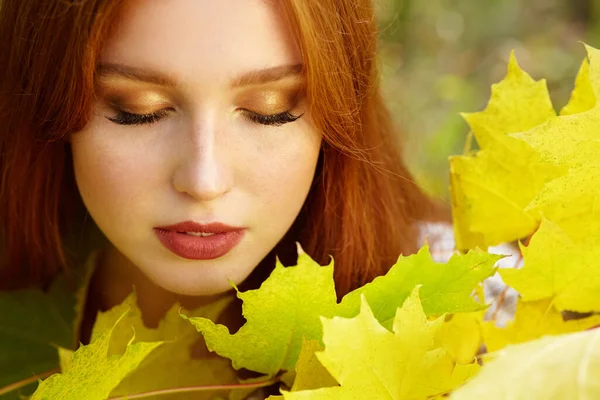 가을에 단풍나무 잎을 가진 여자 — 스톡 사진