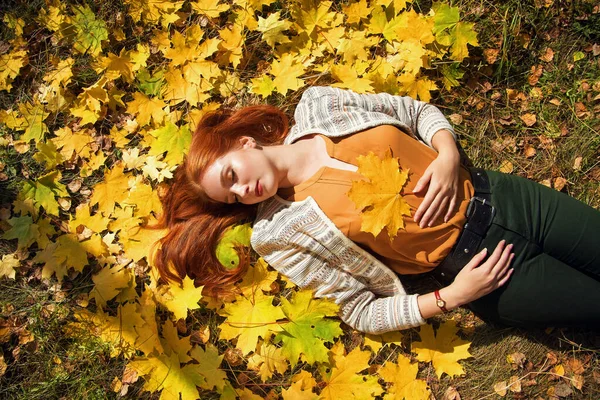 Frau mit gelben Ahornblättern im Herbst — Stockfoto