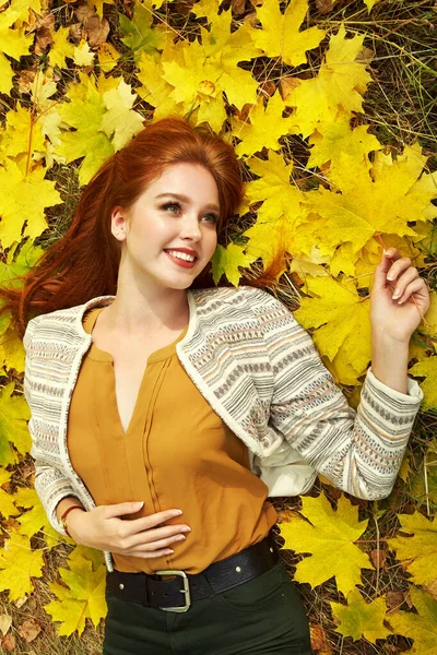 Frau mit gelben Ahornblättern im Herbst — Stockfoto