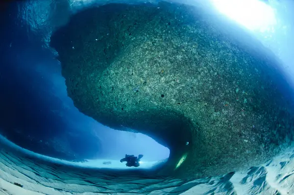 Açık Bir Mağara Büyük Rock Oluşumunda Çevresinde Sardunya Talya Nın — Stok fotoğraf