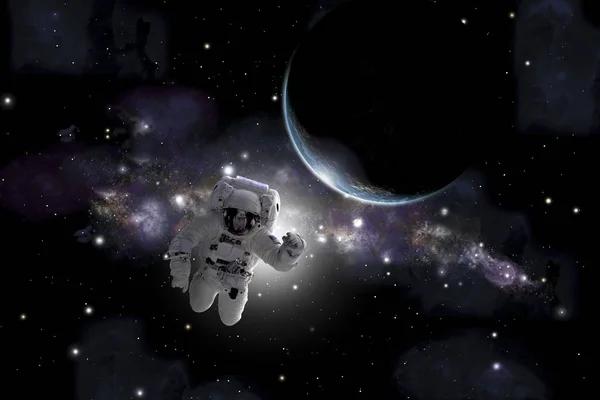 宇航员在太空中漂浮在地球般的行星附近 — 图库照片