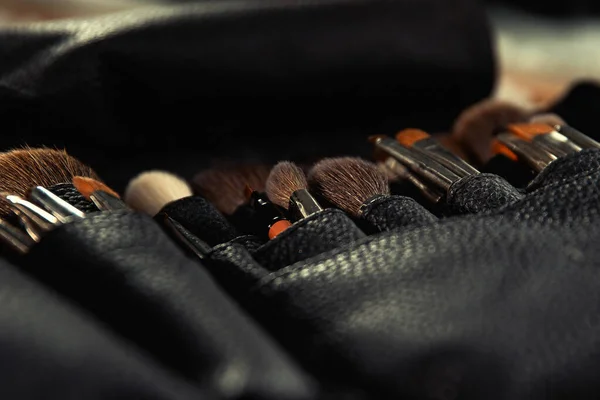 Makyaj kemerindeki makyaj fırçaları.