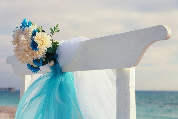 Mavi ve Beyaz Süslemeli Beyaz Düğün Kemeri