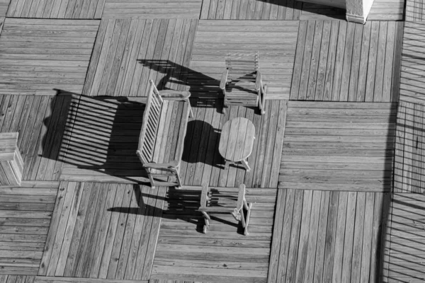 Tahta Sandalyeler ve Güvertedeki Masa