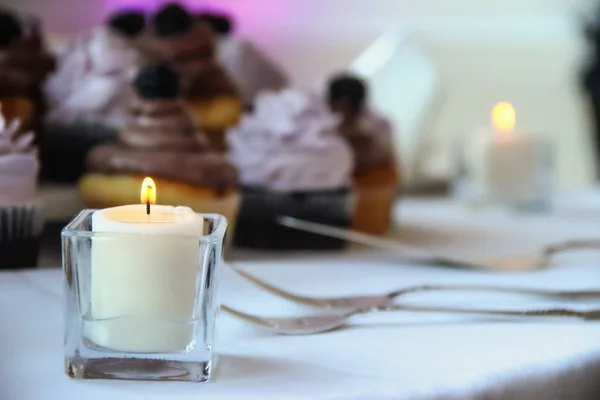 Düğün Masasında Mum ve Kekler