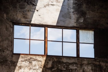 Trieste eski bağlantı noktası terk edilmiş bir binada, mimari detaylar.