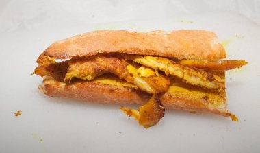 Beyaz arka plan üzerinde zerdeçal ile pişmiş sağlıklı tavuk göğsü sandviç.