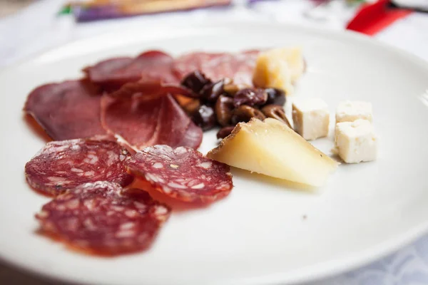 Italiensk Förrätt Ett Bröllop Part Rådjur Och Vildsvin Salami Hjortkött — Stockfoto