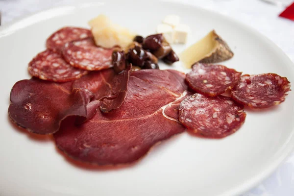 Italiensk Förrätt Ett Bröllop Part Rådjur Och Vildsvin Salami Hjortkött — Stockfoto