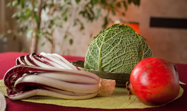 Composição Frutas Legumes Uma Mesa Com Luz Natural Repolho Romã — Fotografia de Stock