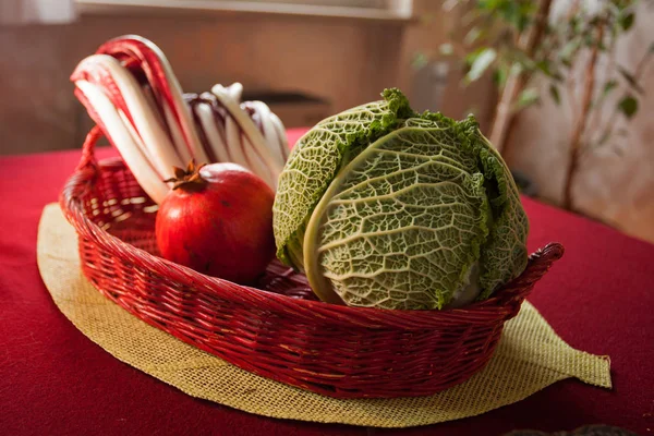 Composição Frutas Legumes Uma Mesa Com Luz Natural Repolho Romã — Fotografia de Stock