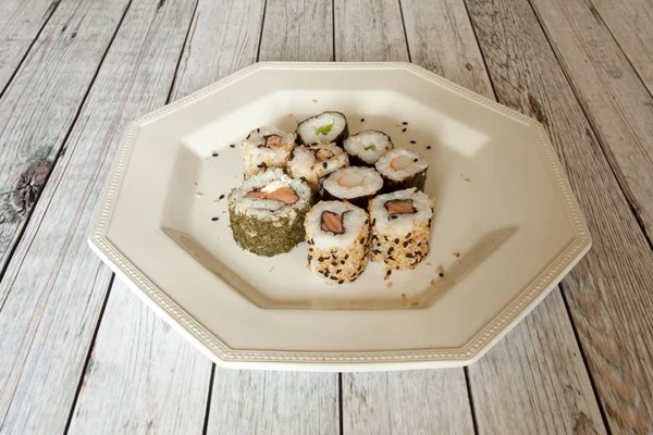 Sushi Rollen Een Plaat Een Houten Tafel Daglicht — Stockfoto