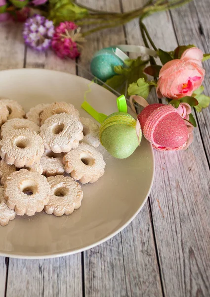 Heerlijke Kruimelig Koekjes Bestrooid Met Slagroom Suiker Elegante Compositie Omgevingslicht — Stockfoto