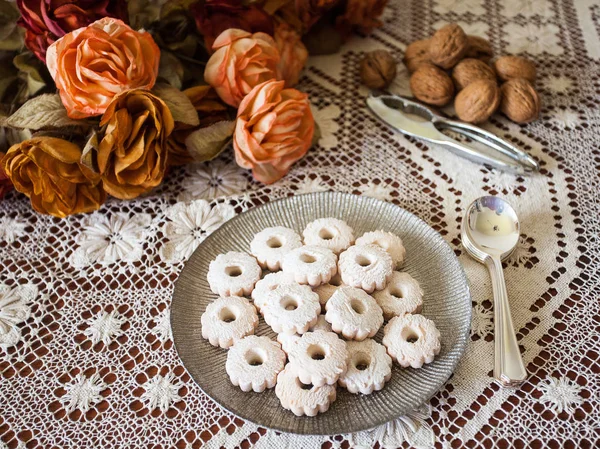 Biscoitos Deliciosos Crumbly Polvilhado Com Açúcar Confeiteiro Composição Elegante Luz — Fotografia de Stock