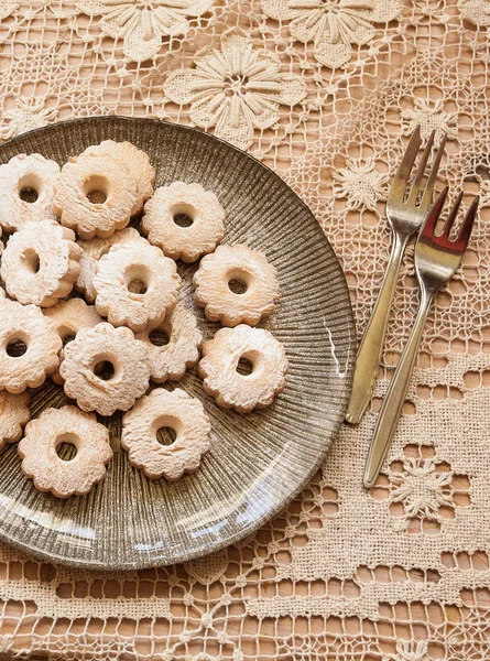 Delicious Crumbly Biscuits Dusted Icing Sugar Elegant Composition Ambient Light — Stock Photo, Image