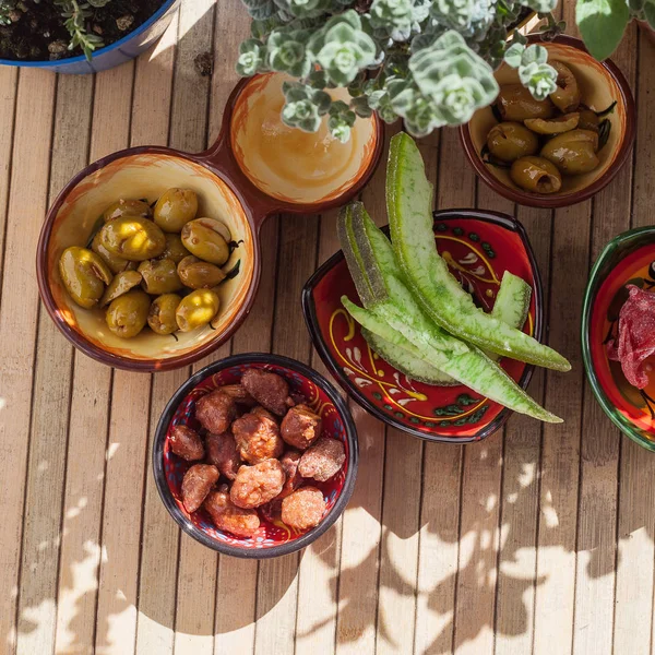 Kanderad frukt, kryddiga oliver, karamelliserade mandlar och aromatiska pl — Stockfoto