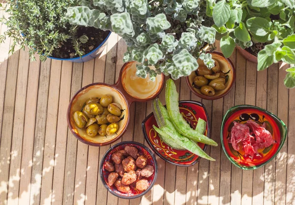 Fruta enlatada, aceitunas picantes, almendras caramelizadas y pl aromático —  Fotos de Stock