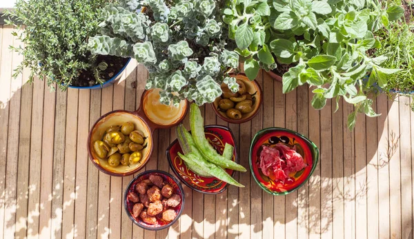 Fruits confits, olives épicées, amandes caramélisées et pl aromatique — Photo