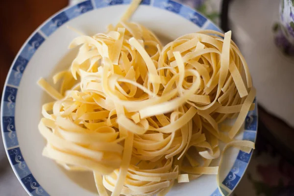 Fideos crudos de trigo duro. comida italiana . —  Fotos de Stock