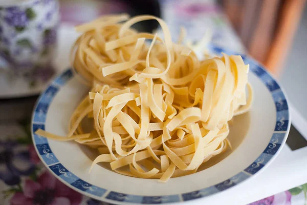 Tagliatelle crude di grano duro. cibo italiano . — Foto Stock