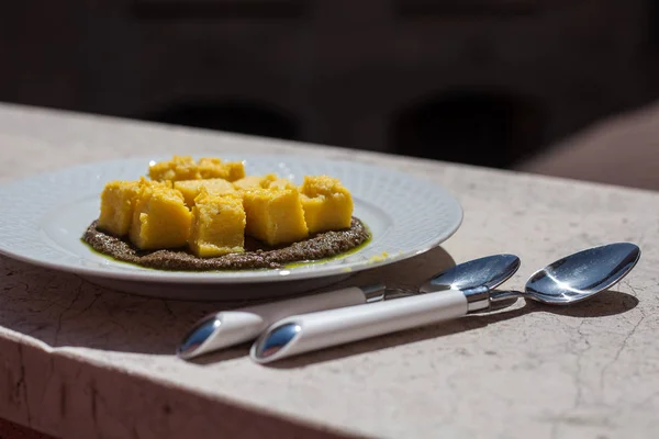 Cubi di polenta con salsa d'oliva . — Foto Stock