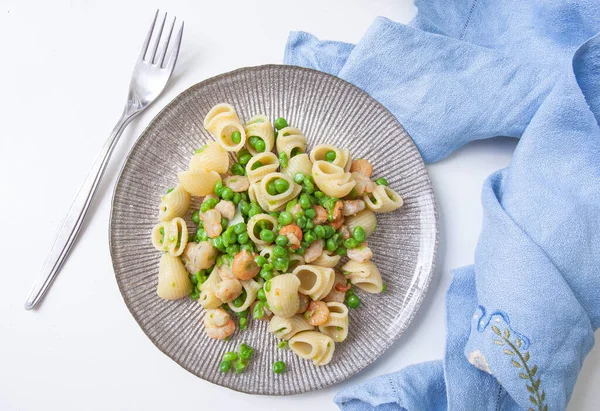 Elegante Piatto Pasta Italiana Con Gamberetti Piselli Fondo Bianco Blu — Foto Stock