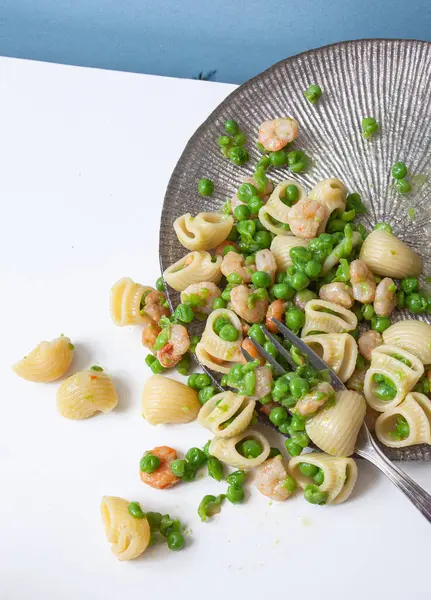 Elegante Piatto Pasta Italiana Con Gamberetti Piselli Fondo Bianco Blu — Foto Stock