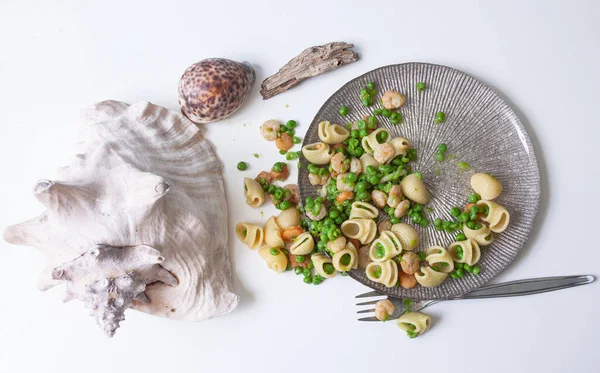 Elegante Plato Pasta Italiana Con Camarones Guisantes Sobre Fondo Blanco —  Fotos de Stock