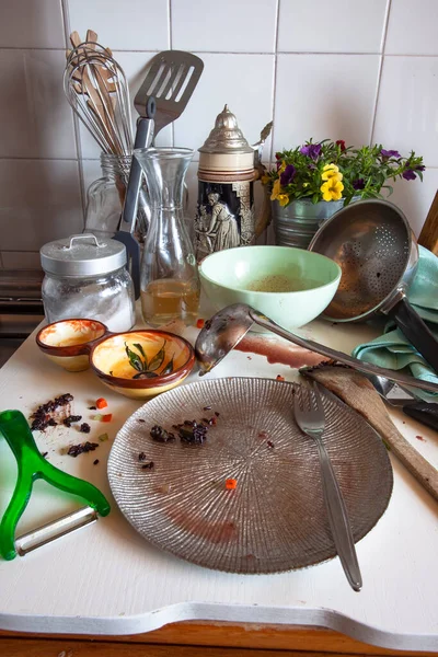 Sporco Cucina Dopo Aver Fatto Riso Venere Con Zucchine Gamberetti — Foto Stock