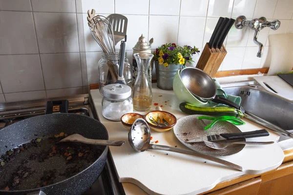 Sujo Cozinha Depois Fazer Arroz Vênus Com Abobrinha Camarão Sobras Imagem De Stock