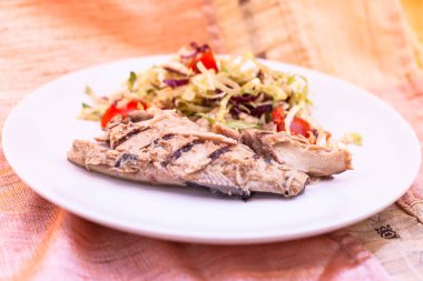 Taze salata ve kiraz domatesli ızgara uskumru fileto..