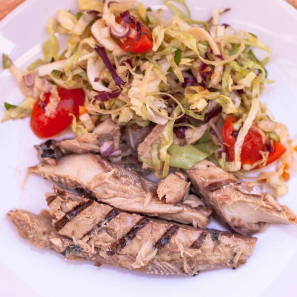 Grilled Mackerel Fillets Fresh Salad Cherry Tomatoes — Stock Photo, Image