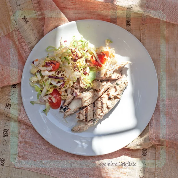 Grilled Mackerel Fillets Fresh Salad Cherry Tomatoes — Stock Photo, Image