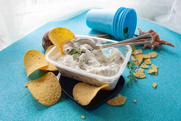 Przemysłowe Śmieciowe Jedzenie Upalny Letni Dzień Chipsy Tzatziki Tortille — Zdjęcie stockowe