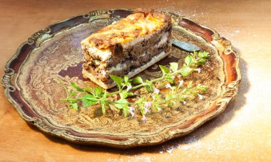 Stüdyoda zarif bir ahşap tepside kremalı haşhaş tohumlu tipik Slovenya tatlısı..