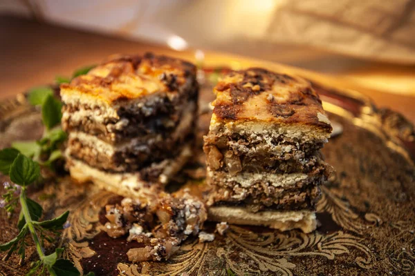 Stüdyoda zarif bir ahşap tepside kremalı haşhaş tohumlu tipik Slovenya tatlısı..