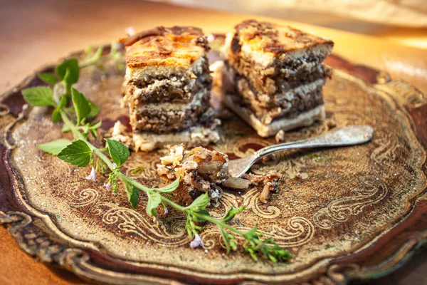 Stüdyoda zarif bir ahşap tepside kremalı haşhaş tohumlu tipik Slovenya tatlısı..