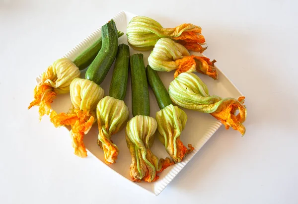 Zucchini Bloemen Met Courgette Een Witte Plaat Een Witte Achtergrond — Stockfoto